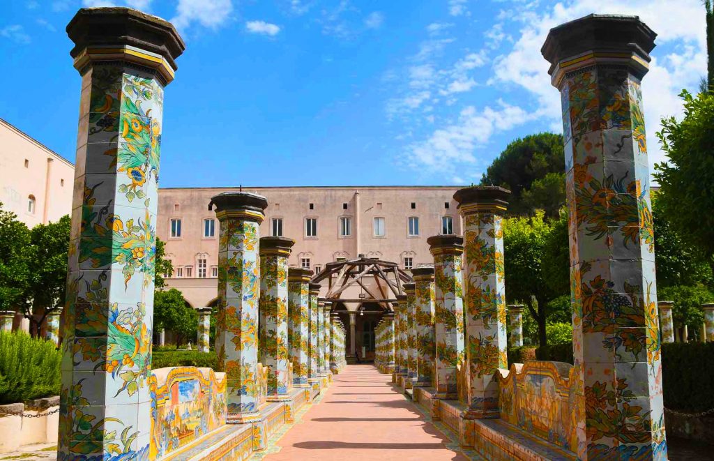 Il chiostro di Santa Chiara: capolavoro rococò a Napoli